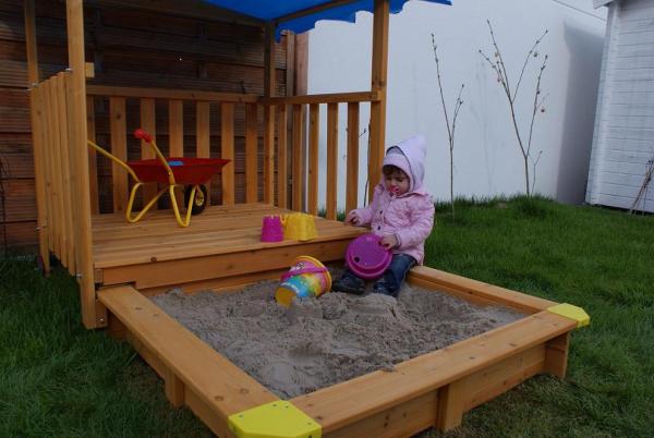 Bild zu Sophia im neuen Sandkasten! - Forum für Januar - Mamis
