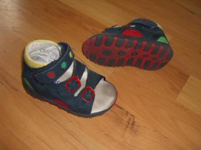 Bild zu Da hier gerade nichts los ist, biete ich mal unsere Sandalen Gr. 22 an. - Forum für Januar - Mamis