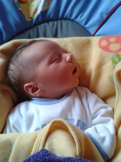 Bild zu Nun auch endlich mal ein Bild von unserem kleinen Schatz :) - Forum für Januar - Mamis
