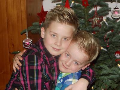 Bild zu ein weihnachsbild meiner JUNGS.....:) - Forum für Januar - Mamis