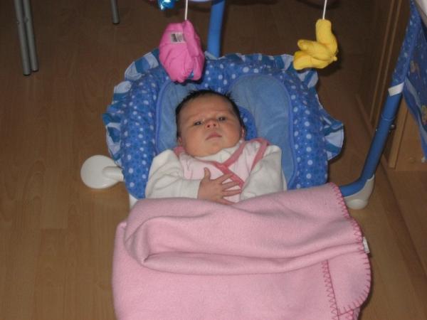 Bild zu Und noch eines :-) Melina in/auf ihrer Aquarium-Schaukel - Forum für Februar - Mamis