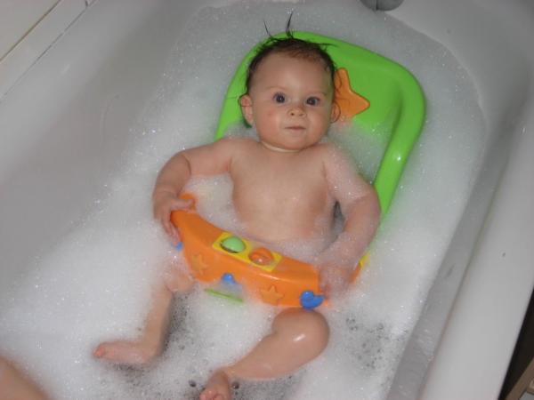 Bild zu Melina am plantschen und in der Badewanne (neue Bilder) - Forum für Februar - Mamis