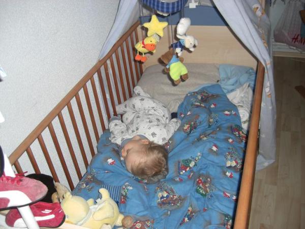 Bild zu Heute schlafen wir mal falsch rum :-)) - Forum für Februar - Mamis