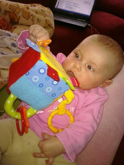 Bild zu Seit gestern kann Mausi greifen und auch festhalten! - Forum für Februar - Mamis