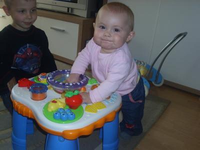 Bild zu Mausi ist vom Spieltisch begeistert! - Forum für Februar - Mamis