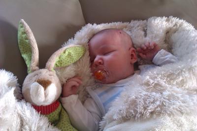 Bild zu wollte grad fläschchen geben :)) - Forum für Februar - Mamis