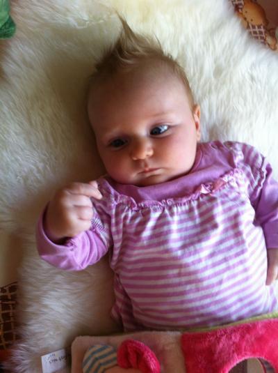 Bild zu Lea entdeckt grad ihre Hand :-) - Forum für Februar - Mamis