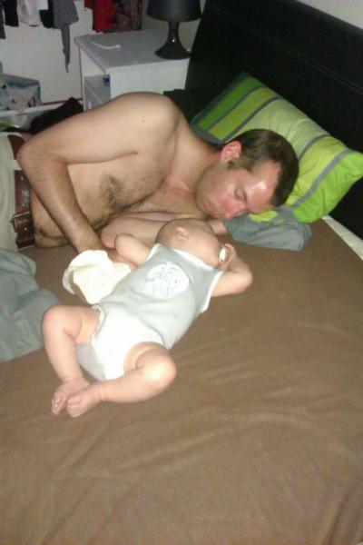 Bild zu zu dritt im bett,da war wohl einer zuviel - Forum für Februar - Mamis