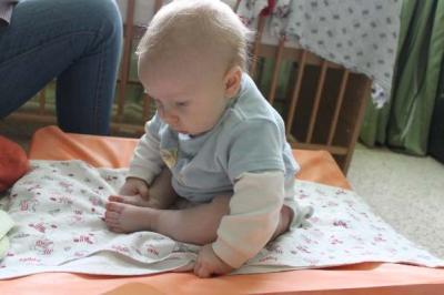 Bild zu Hier sind wir mal wieder, und ein Sitzbild! - Forum für Februar - Mamis