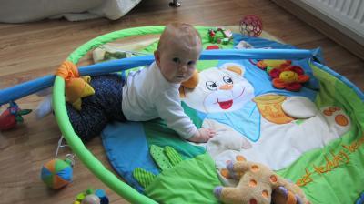 Bild zu meine tochter schiebt sich durch wohnzimmer! - Forum für Februar - Mamis