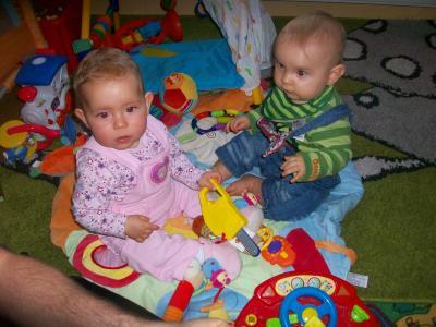 Bild zu Noah mit Cousinchen Hannah (11 Tage älter) - Forum für Februar - Mamis