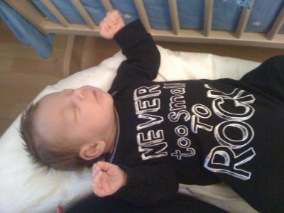Bild zu Der Never too small to Rock Strampler ist zurueck ! - Forum für Februar - Mamis