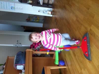 Bild zu Meine kleine Putzqueen :-) - Forum für Februar - Mamis