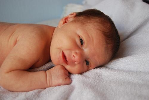 Bild zu Auch mal meine Maus mit 4 Wochen zeig - Forum für März - Mamis