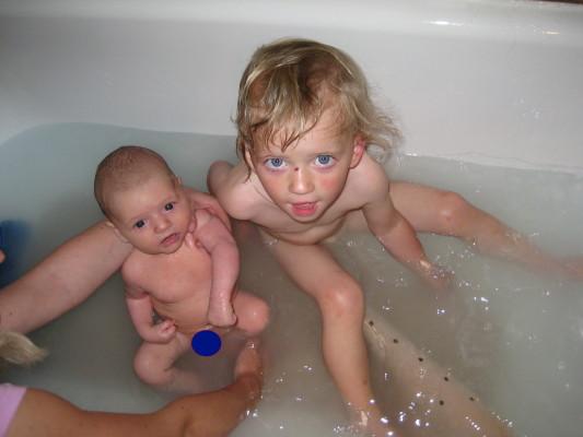 Bild zu Meine beiden Süßen beim Baden - Forum für März - Mamis