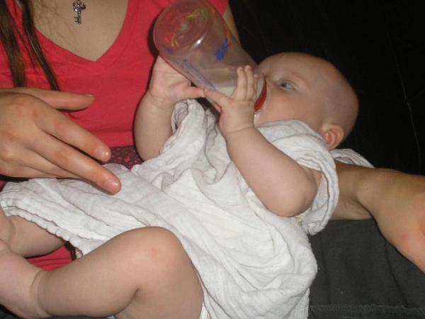 Bild zu Hält seine Flasche alleine :) - Forum für März - Mamis