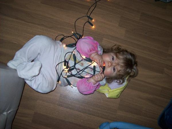 Bild zu ich helfe mal mit der Lichterkette Mama - Forum für März - Mamis