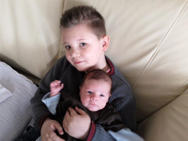 Bild zu Mal ein Foto von meinen 2 Süßen :-) - Forum für März - Mamis