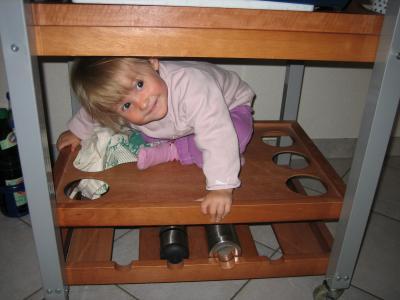 Bild zu Das macht Merle, wenn Mama die Küche aufräumt - Forum für März - Mamis