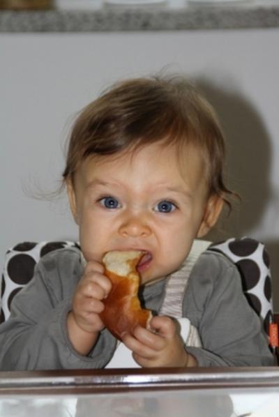 Bild zu Meine Kleine isst Breze... - Forum für März - Mamis