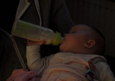 Bild zu Flasche selber halten... - Forum für März - Mamis