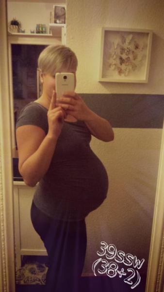 Bild zu Auch noch schnell die Kugel gezeigt so kurz bevor es ernst wird :-) - Forum für März - Mamis