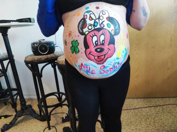 Bild zu Babybauch vom werdenden Opa anmalen lassen - Forum für März - Mamis