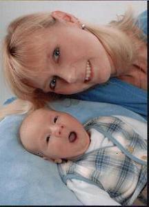 Bild zu Till hat seine Hände "entdeckt" + wär hat auch so nah am Wasser gebaut - Forum für April - Mamis