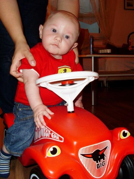 Bild zu Mal ein neues Bild von Niklas unserem Rennfahrer! ;-) - Forum für April - Mamis