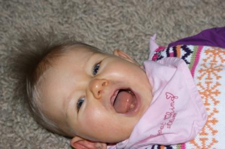 Bild zu Emily ist 8,5 Mo alt und kein Zahn in Sicht! - Forum für April - Mamis