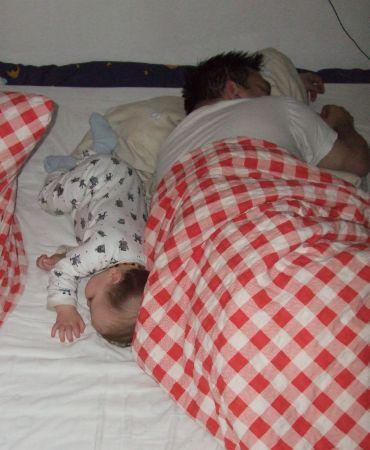 Bild zu Schlafposition im Familienbett (Foto) - Forum für April - Mamis