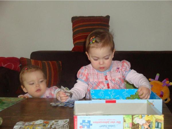 Bild zu ich zeige euch meine beiden mädels beim puzzlen =) - Forum für April - Mamis