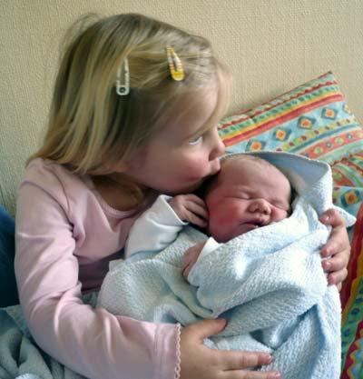 Bild zu Foto von Julian und seiner stolzen Schwester - Forum für April - Mamis