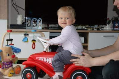 Bild zu lena und ihr weihnachtsgeschenk - Forum für April - Mamis