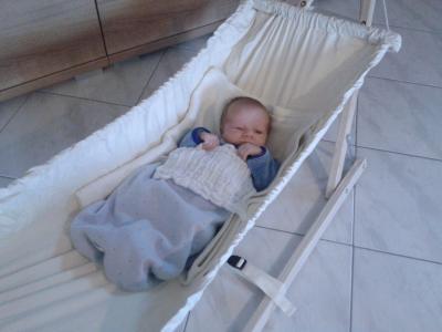 Bild zu und noch ein foto von klein benett in seiner neuen baby-hängematte :-) - Forum für April - Mamis
