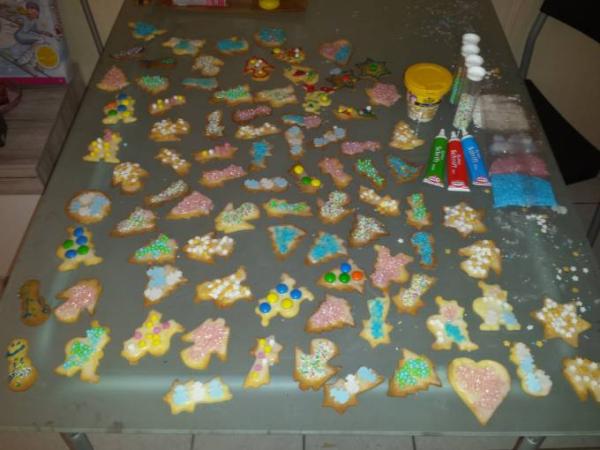 Bild zu Erste Runde Plätzchen backen geschafft :) - Forum für April - Mamis