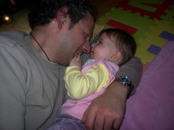 Bild zu Wenn Papa und Tochter schmusen - Forum für Mai - Mamis