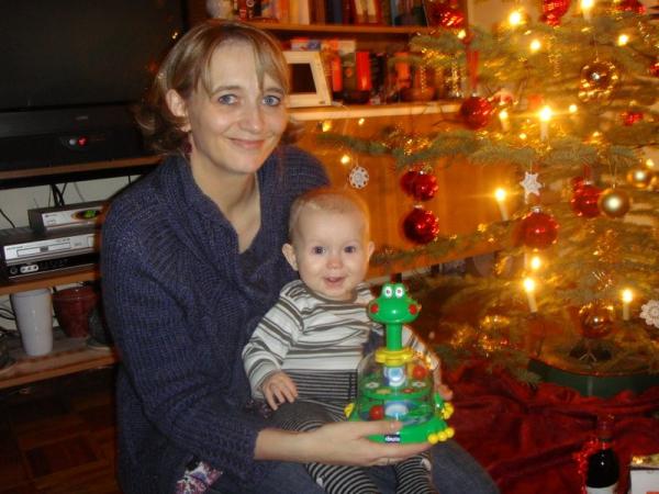 Bild zu Hier ein Bild von unserem Maikäfer unterm 1.Weihnachtsbaum ... - Forum für Mai - Mamis