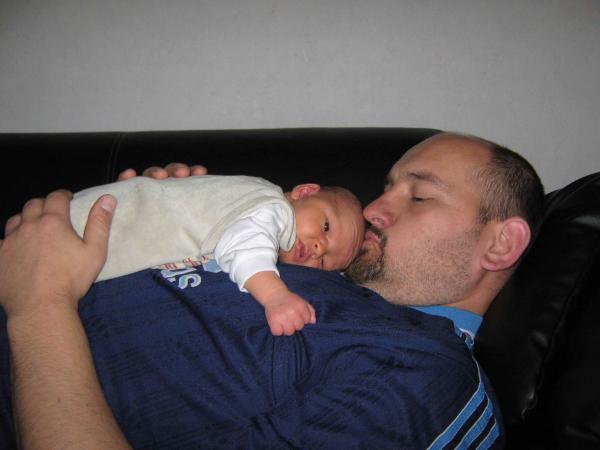 Bild zu KU 36 cm, ist das viel? Und stolzes Foto von Kind und Mann :-) - Forum für Mai - Mamis