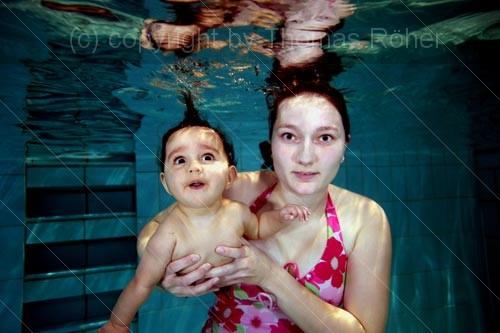 Bild zu Neela beim Babyschwimmen - Forum für Mai - Mamis