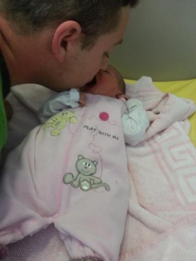 Bild zu mit papi schmusen is so schön :-) - Forum für Mai - Mamis