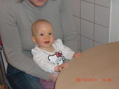 Bild zu Lotta wartet auf`s Essen.... - Forum für Juni - Mamis