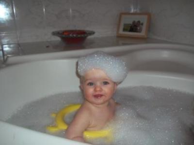 Bild zu Louis war heute das erste mal mit der großen Schwester in der großen Badewanne - Forum für Juni - Mamis