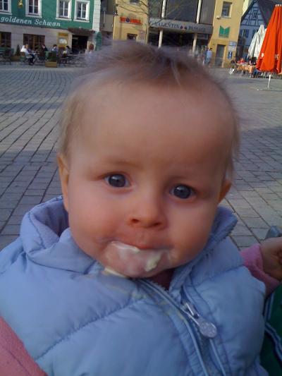 Bild zu Juna und ihr erstes Eis... - Forum für Juni - Mamis