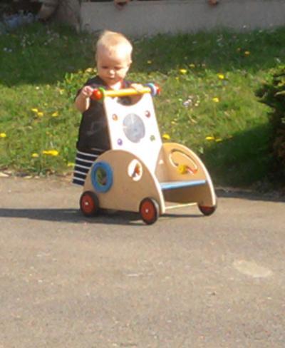 Bild zu Louis (10Monate) und sein Ostergeschenk - Forum für Juni - Mamis