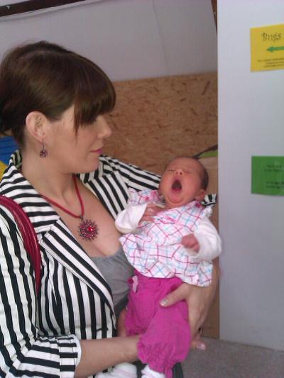 Bild zu Bei der Einsegnung :-) - Forum für Juni - Mamis