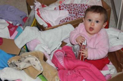 Bild zu Thalea beim Schrank ausräumen... - Forum für Juni - Mamis
