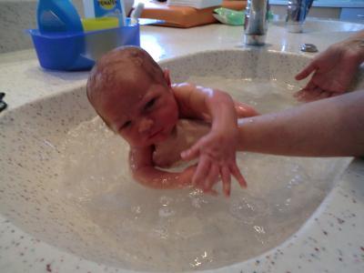 Bild zu Lach, grade Foto gefunden...ich glaube sein erstes Bad mochte er nicht :o) - Forum für Juni - Mamis