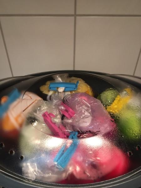 Bild zu Eierfaerben... - Forum für Juni - Mamis
