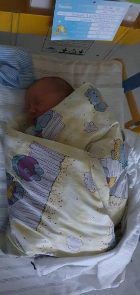 Bild zu Wir kuscheln seit gestern auch❤💙❤ - Forum für Juni - Mamis